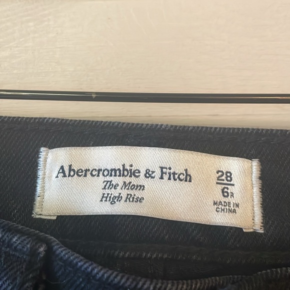Abercrombie & Fitch CurveLove The Mom High Rise Jeans Size 28. - Picture 3 of 10